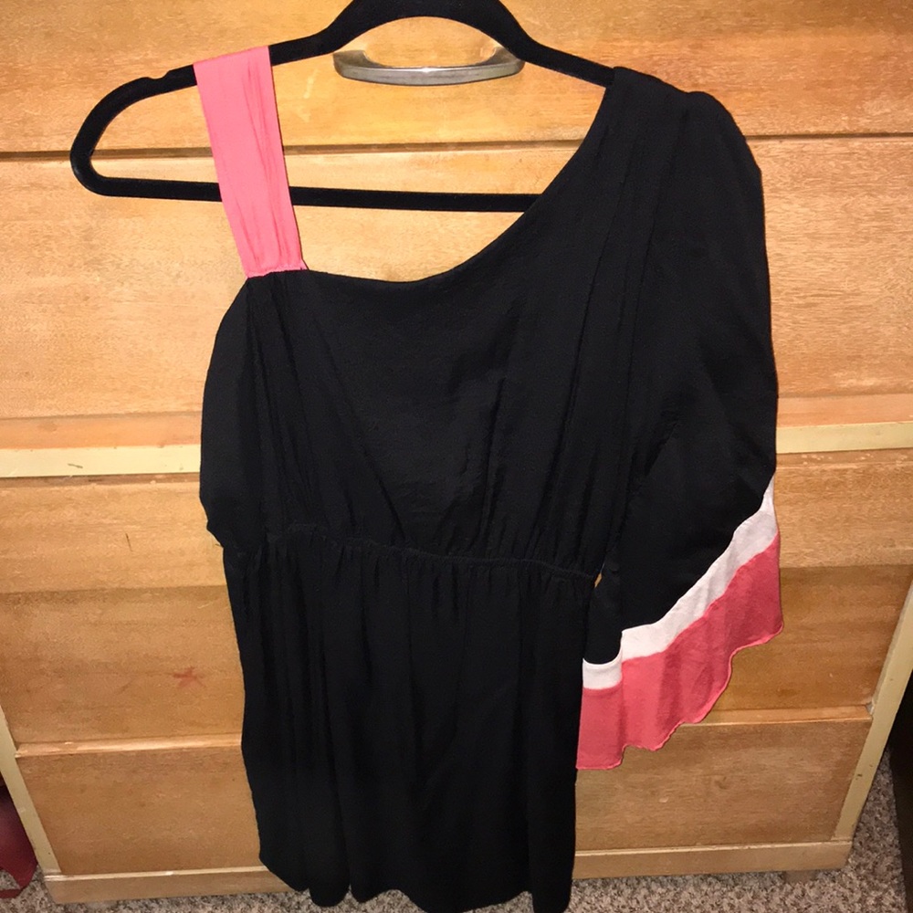 Black and pink shorts dress with one shoulder sleeve and wide shoulder strap.